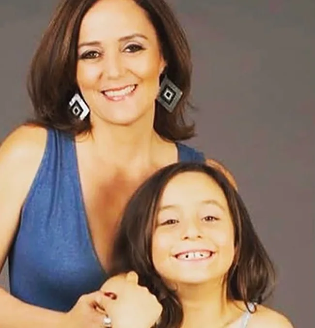 Flávia Callafange abraçada à filha